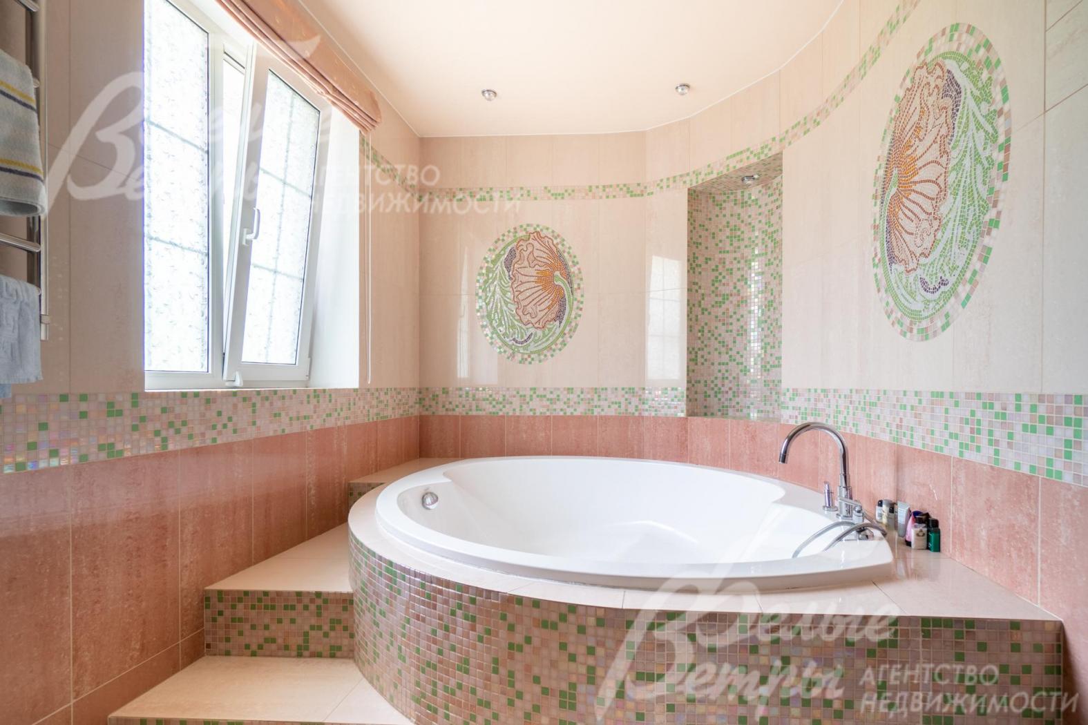 Ванная, отделанная мозаикой, в санузле при мастер-спальне