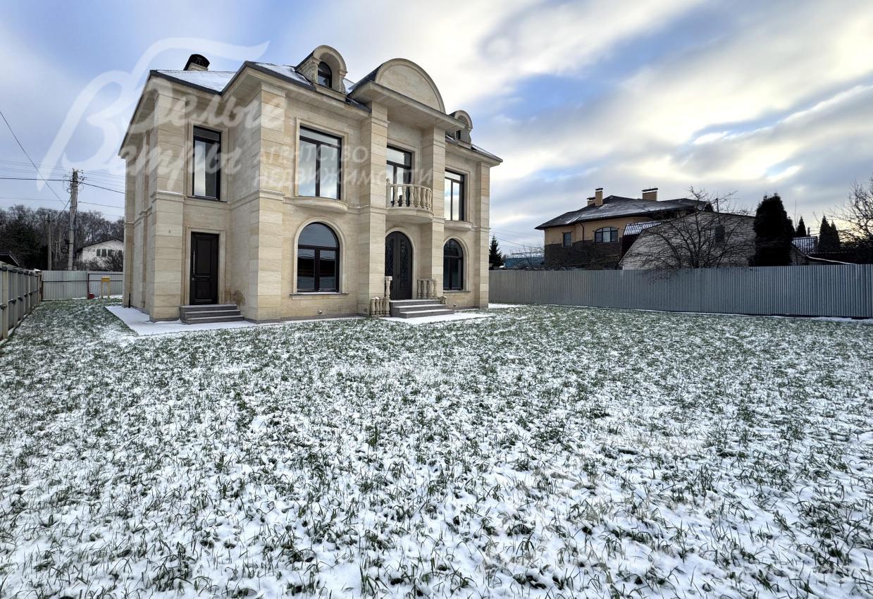 Участок расположен в середине коттеджного посёлка в 300 м от лесного массива и в 300 м от водоёма