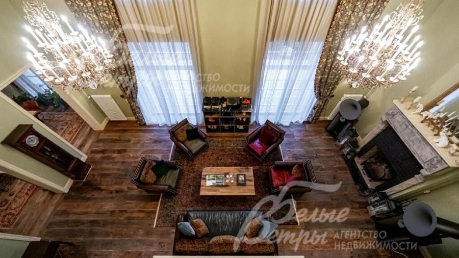 В парадной гостиной люстры и светильники Schonbek
