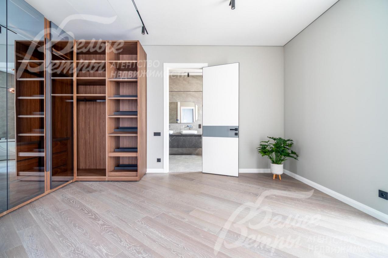 Спальня на втором этаже со стеллажом (все спальни в доме - с санузлами)