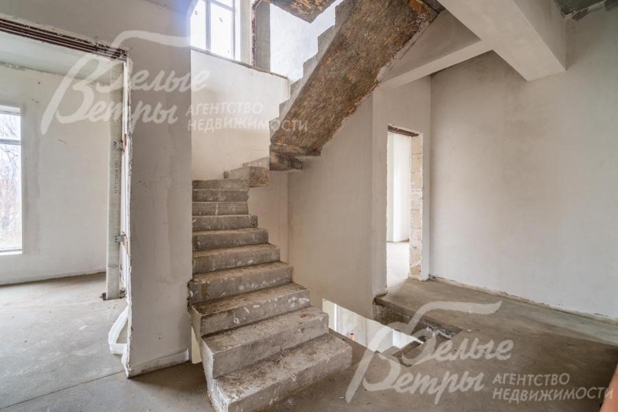 Лестница ведёт на жилой мансардный этаж