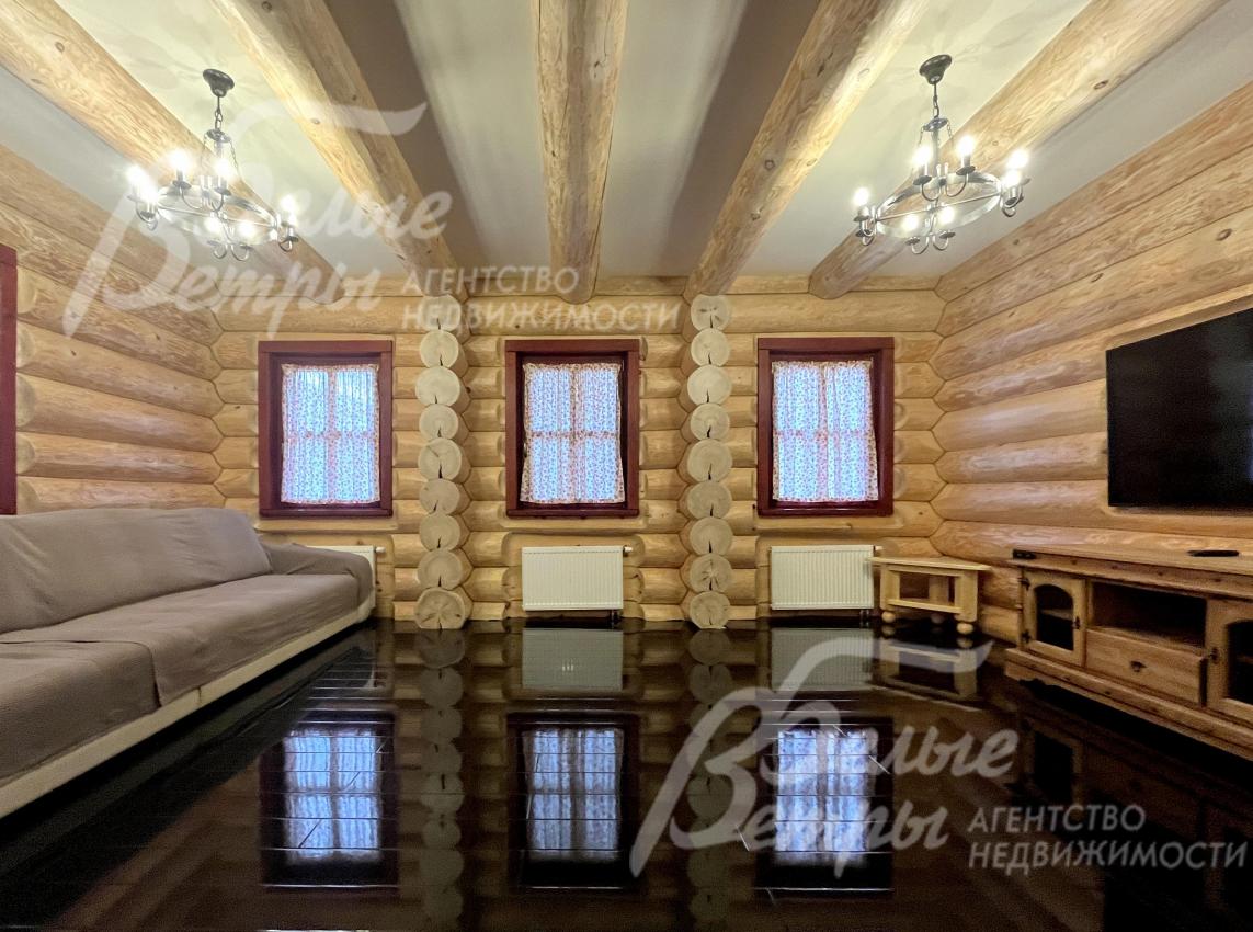 В гостиной - большой раскладной диван и телевизор Samsung