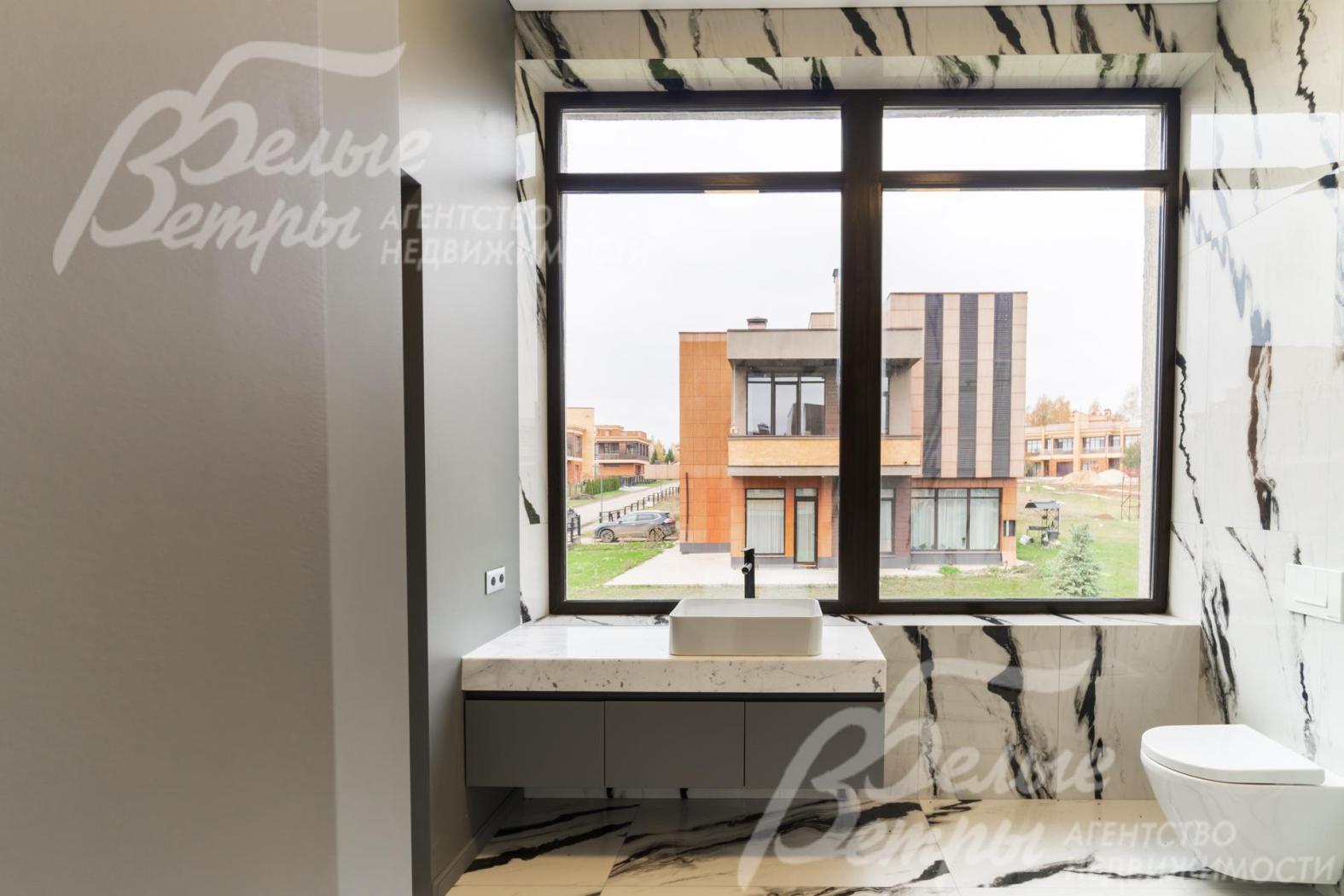 Санузел на 2-ом этаже с панорамным окном