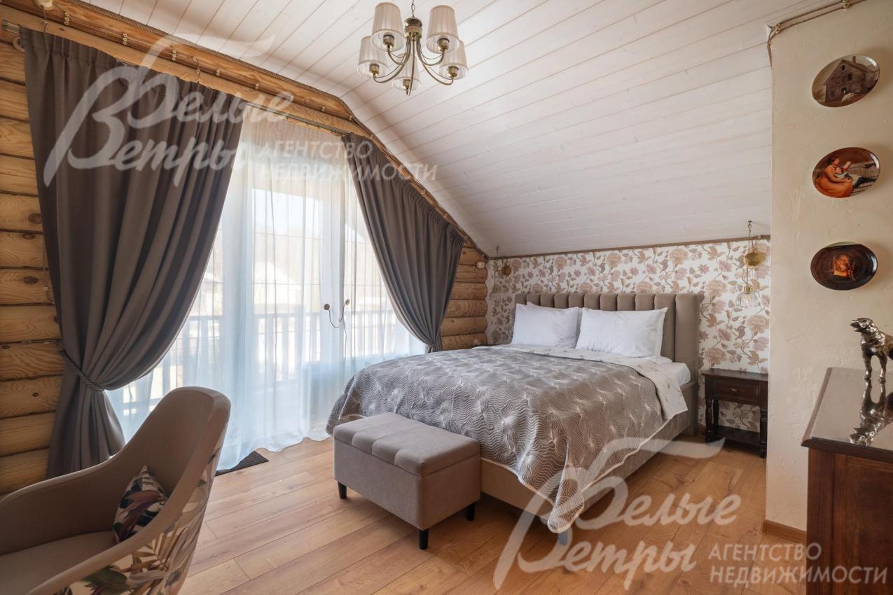 В жилых комнатах на втором этаже - высокие скатные потолки и обилие света