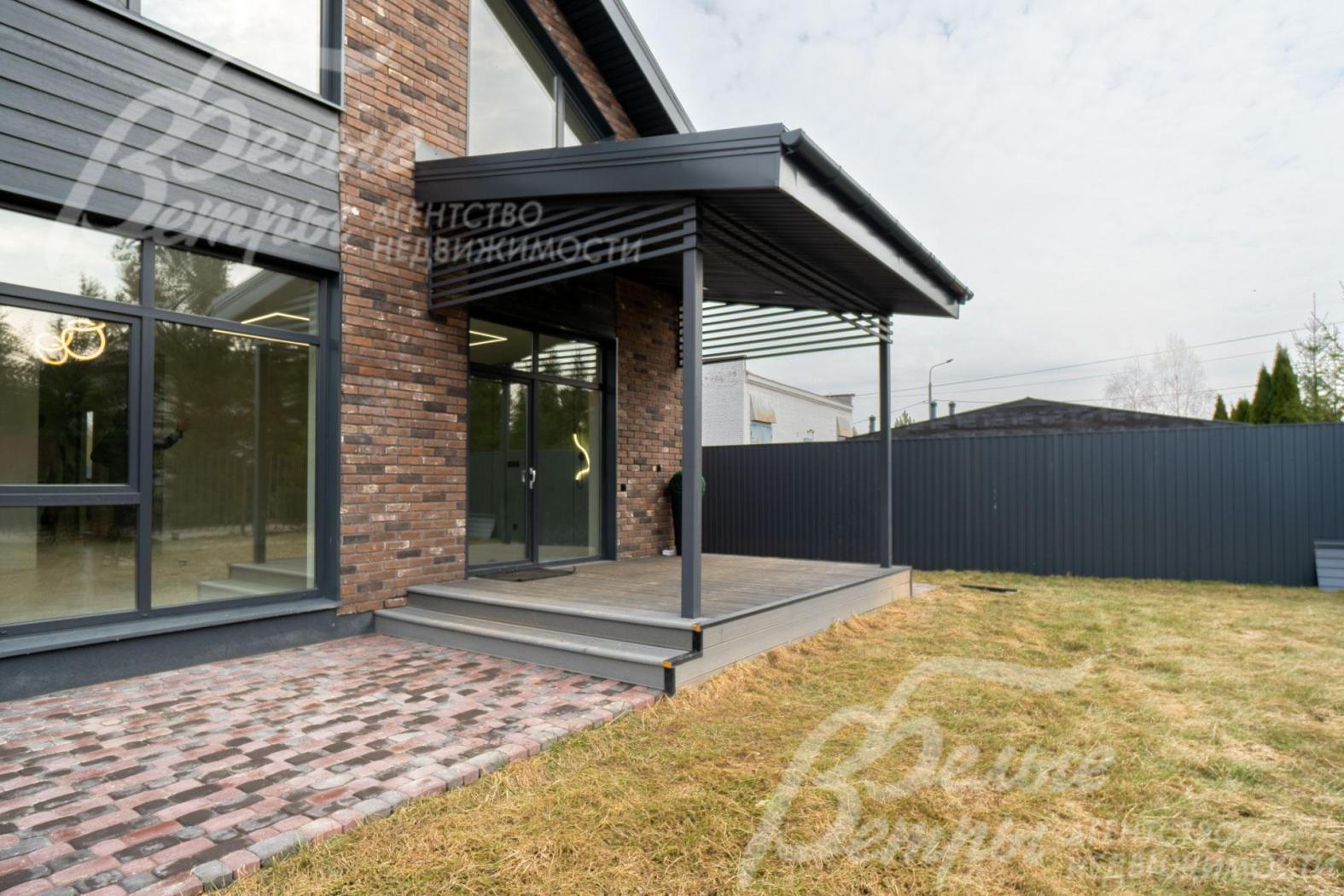 из Столовой выход на крытое крыльцо 13 кв.м