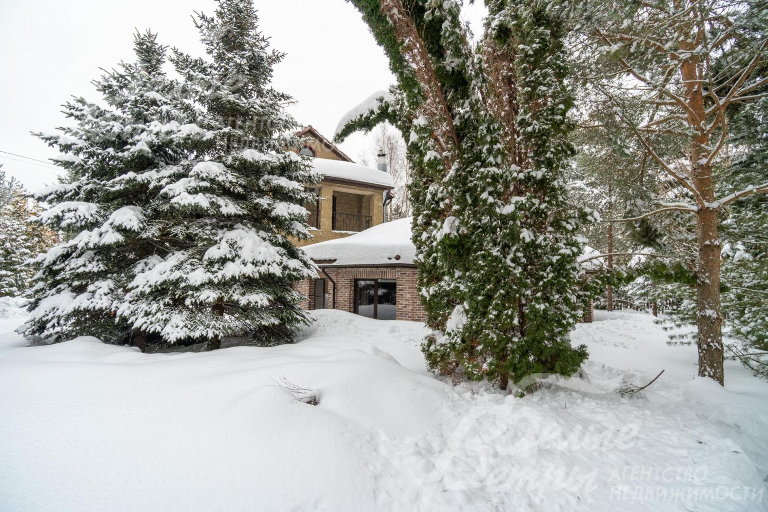 Дом стоит на живописнейшем участке с вековыми хвойными деревьями, кустарниками, клумбами, газоном