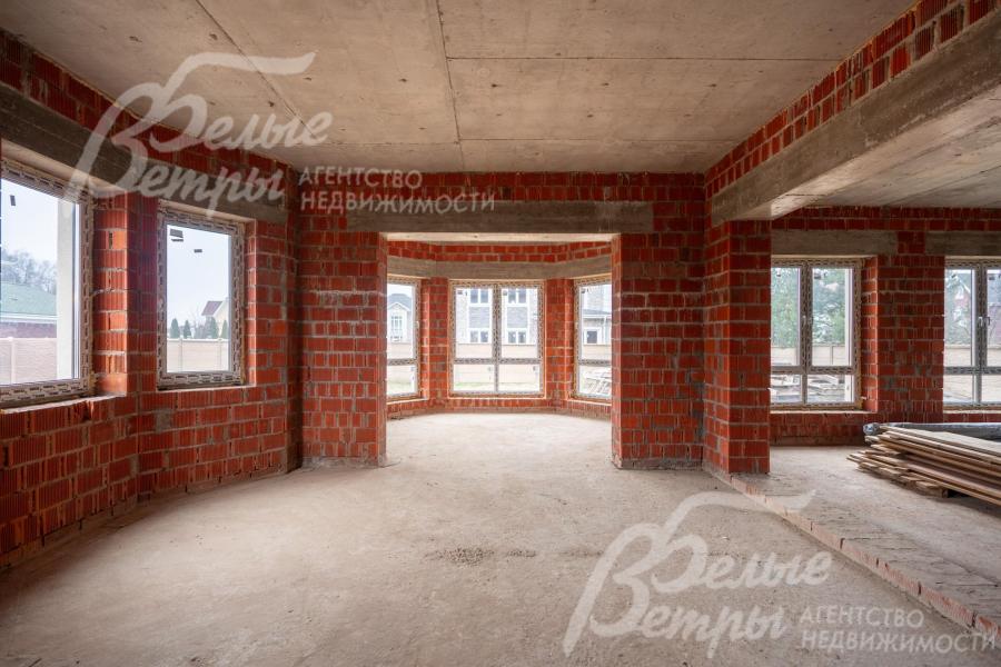 Архитектурную выразительность планировки подчёркивают эркеры: один украшает зимний сад, другой — кухню‑столовую