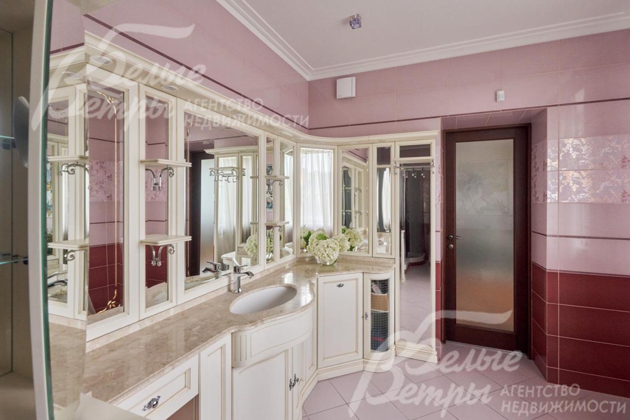 Эффектный санузел мастер-спальни с удобными системами хранения и дверью из матового полупрозрачного стекла