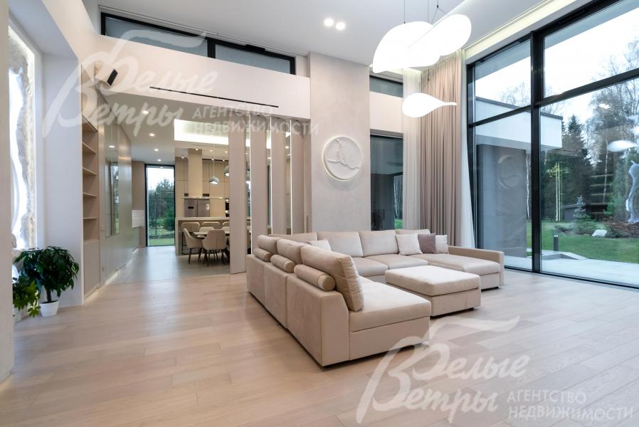 В доме - высокие потолки (3,4 м), в гостиной со вторым светом - 4,6 м, разноуровневая система освещения