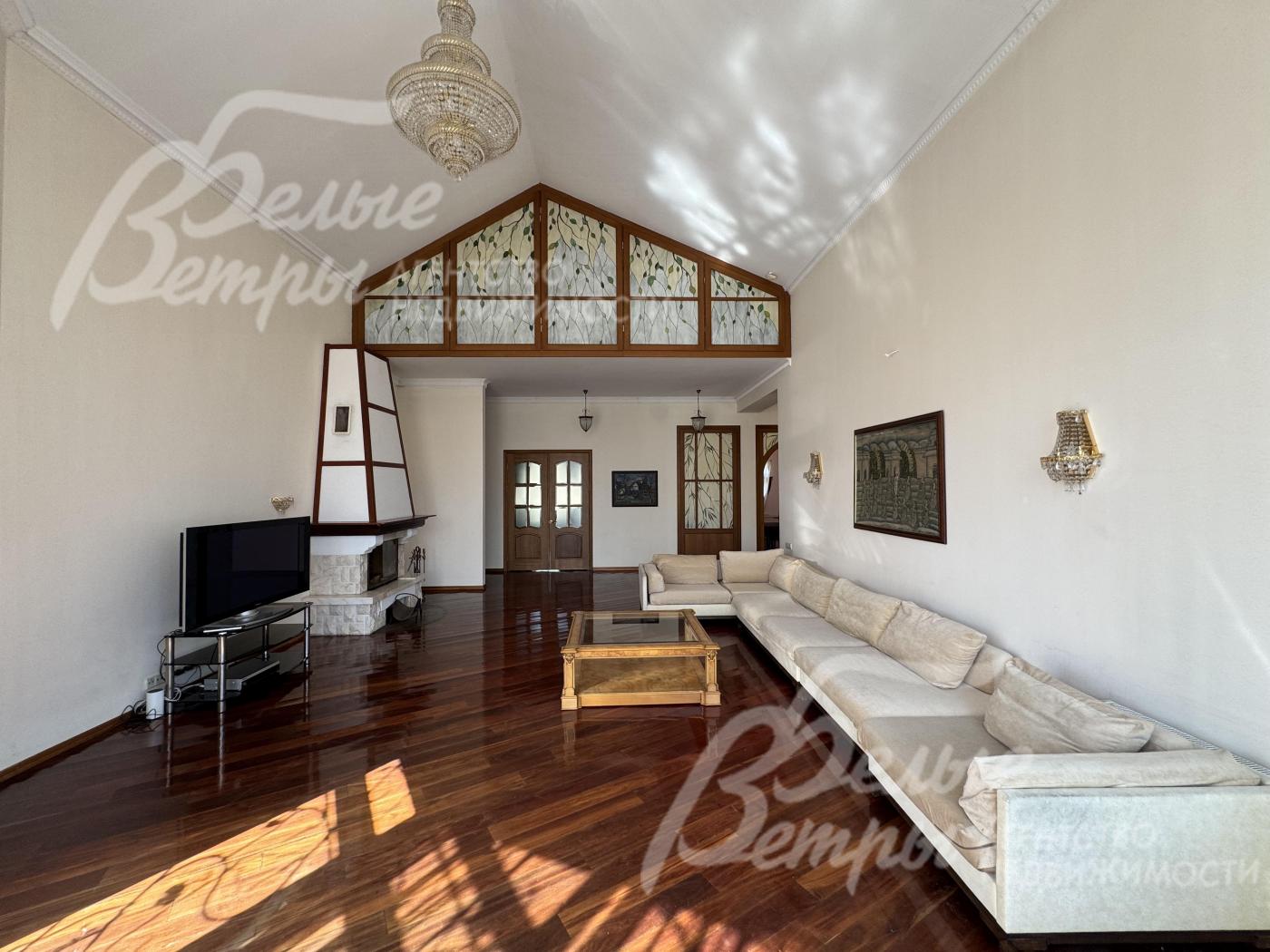 Просторная светлая гостиная с эффектом рефракции света через витраж