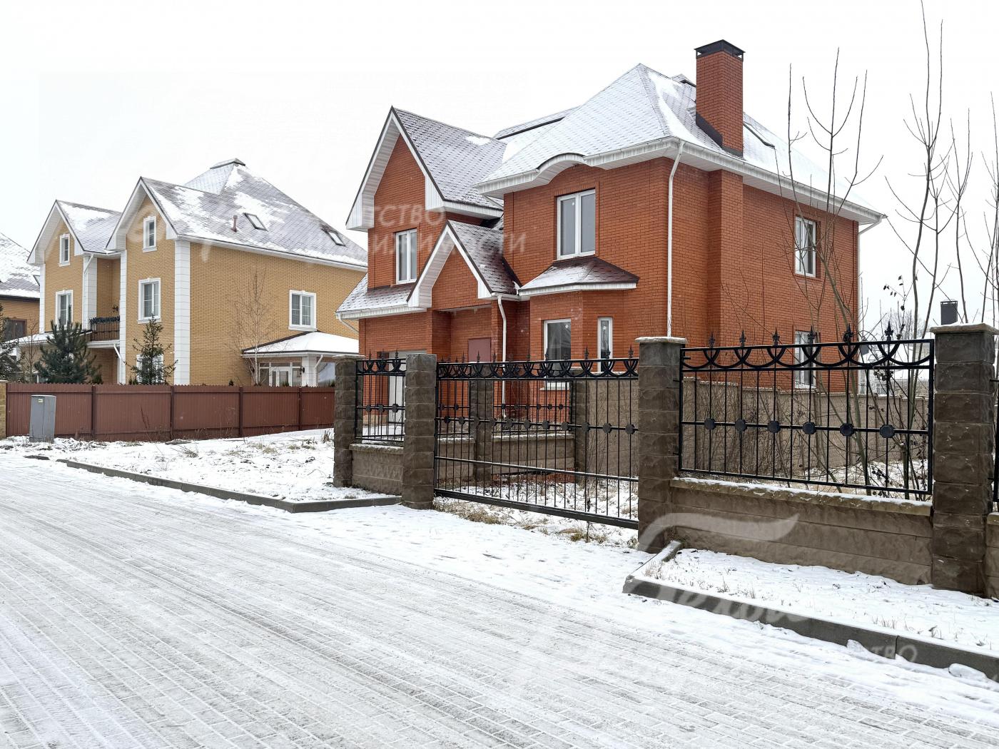 Дом находится в строго охраняемом коттеджном посёлке бизнес-класса