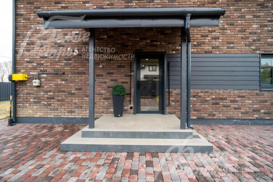 Входная дверь имеет подсветку по бокам, с электронным замком