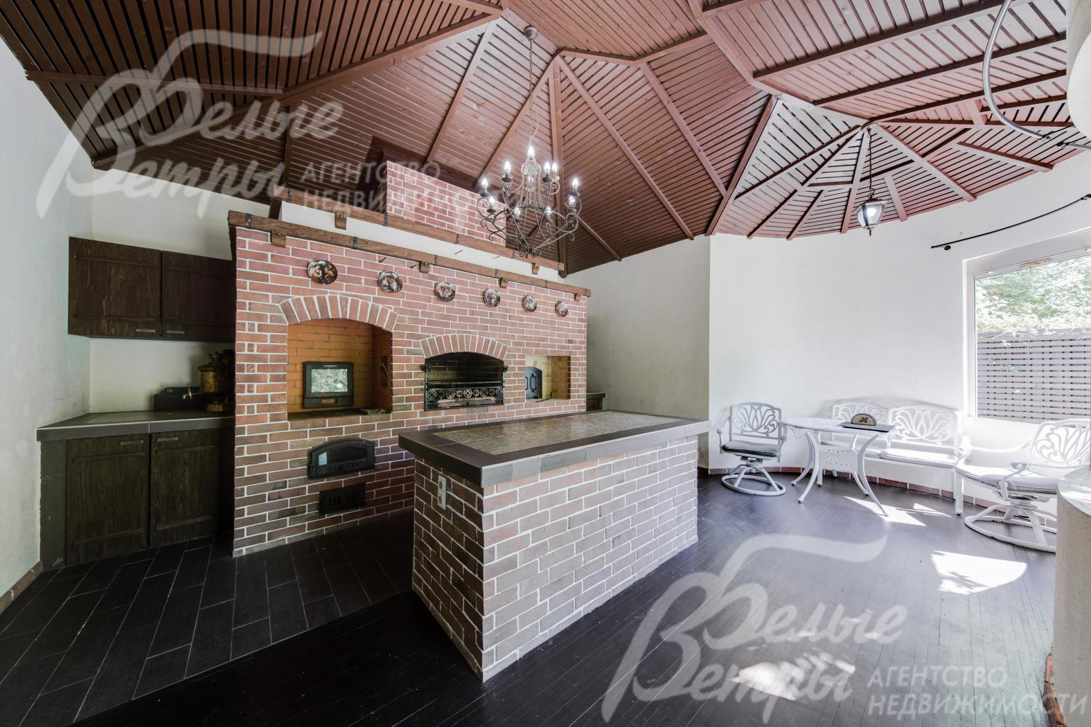 Отдельностоящая рядом с уютным прудом беседка-барбекю с мангалом и двумя видами печей