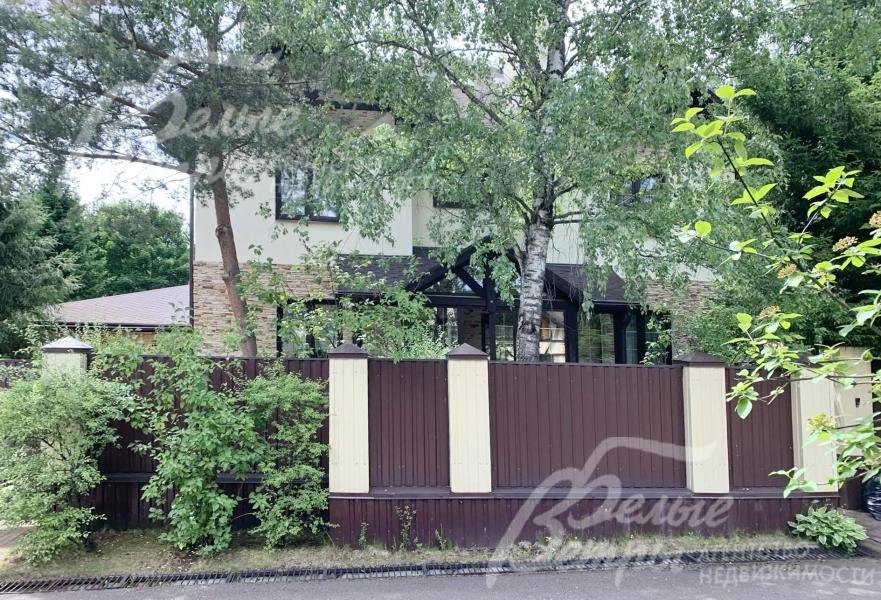 Дом утопает в зелени