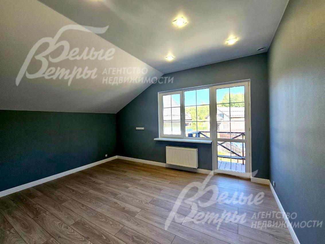 Третья спальня на втором этаже с выходом на балкон