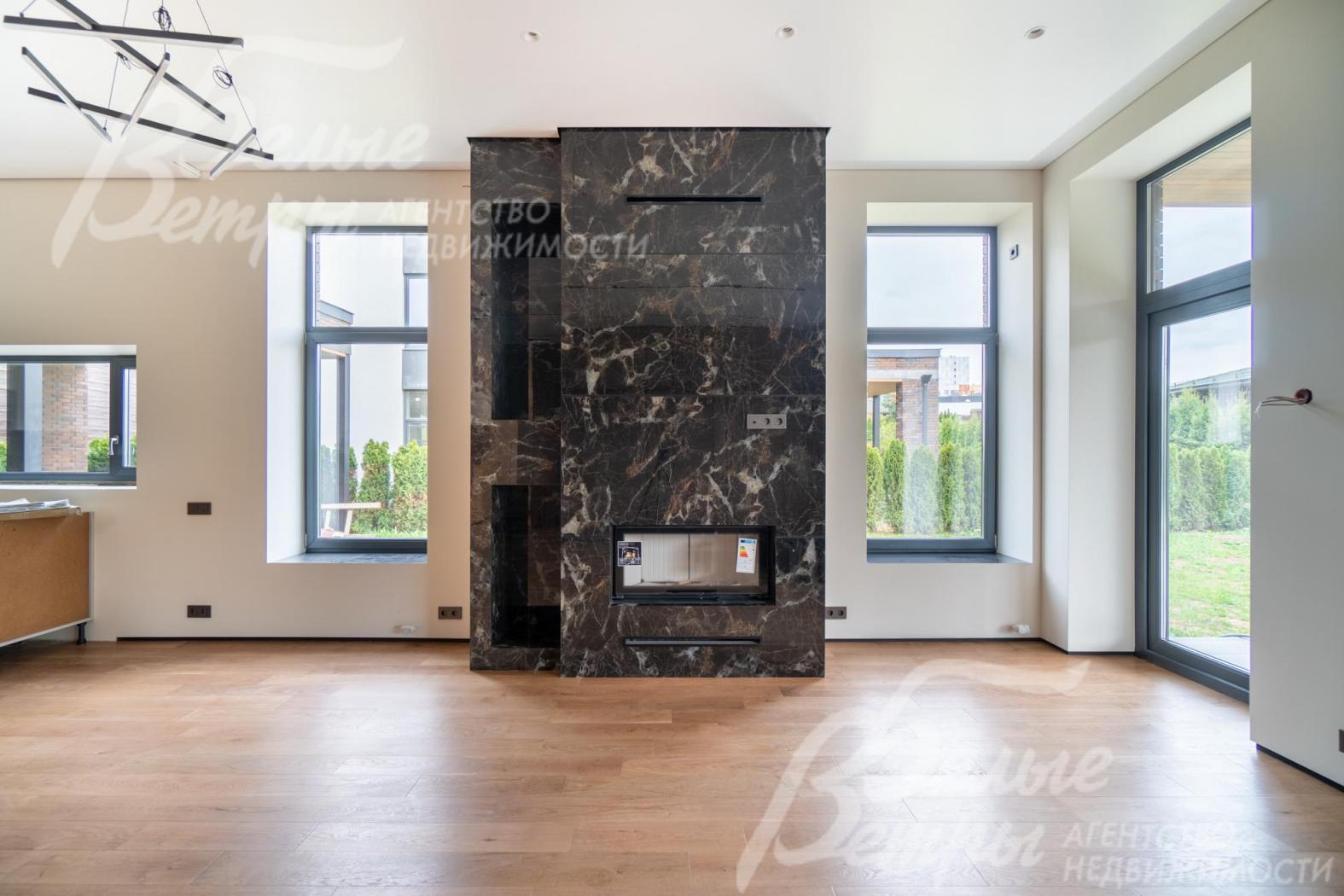 Гостиную украшает камин с порталом, отделанным "под чёрный мрамор"