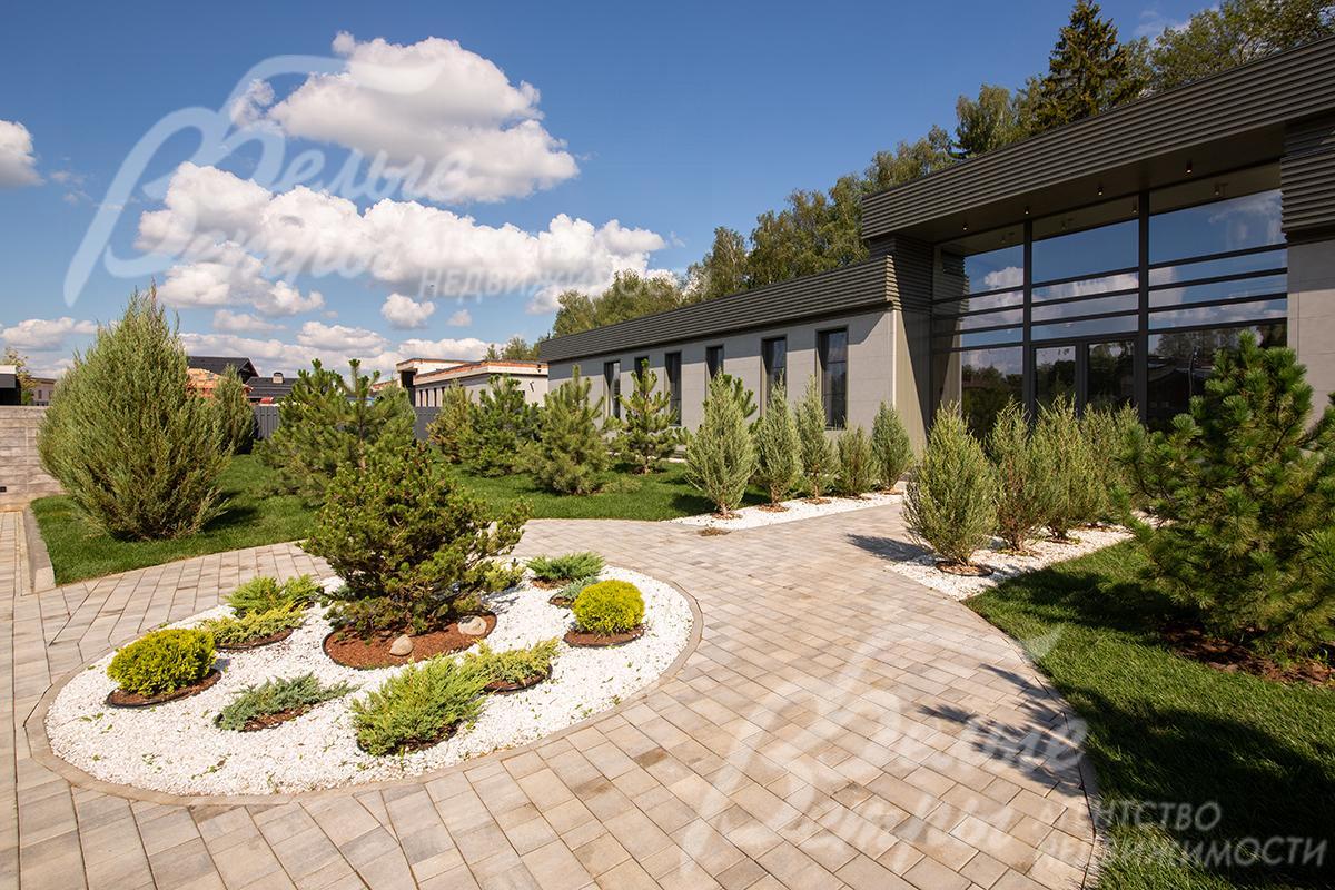 Главный въезд оформлен элегантной мостовой и декорирован живописными растениями