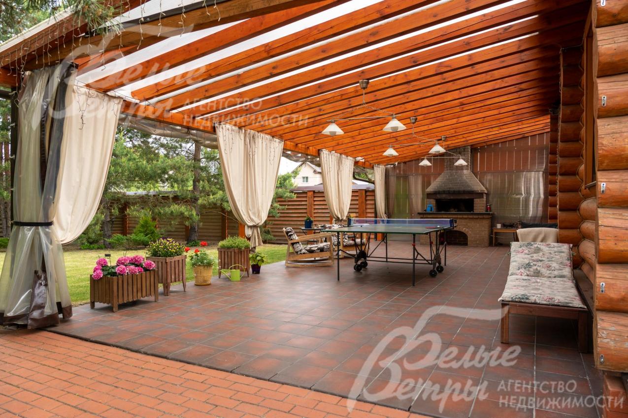 На террасе зона отдыха с настольным теннисом и мангальной зоной.