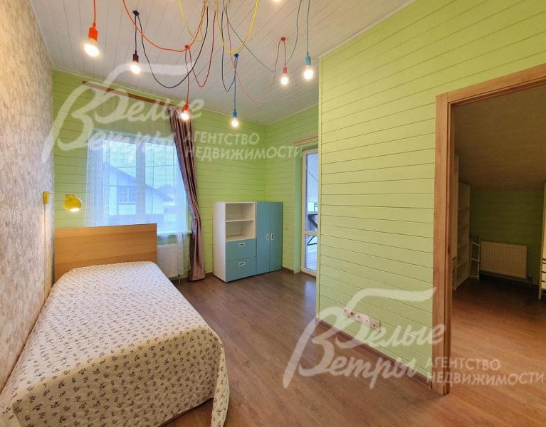 Спальня для мальчика на втором этаже с гардеробной.