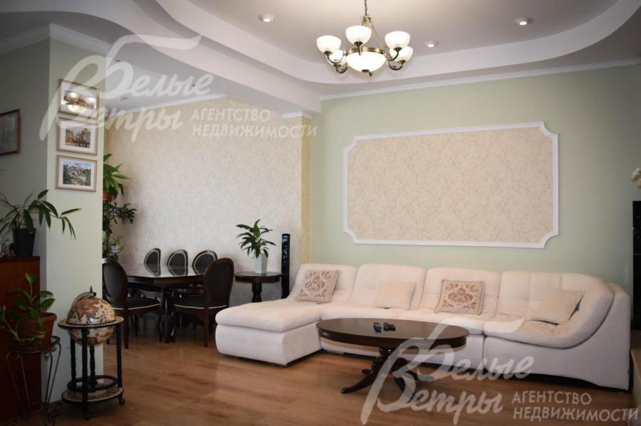 Гостиная на первом этаже с диванной и столовой группой