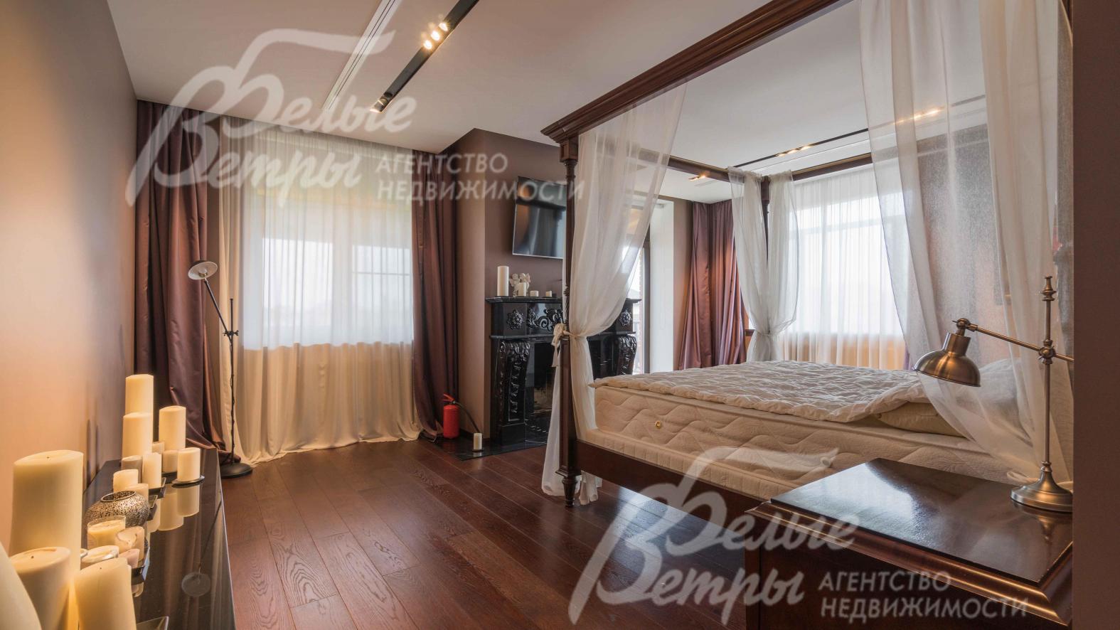 Главная спальня с санузлом, гардеробной, мраморным резным камином и с выходом на террасу