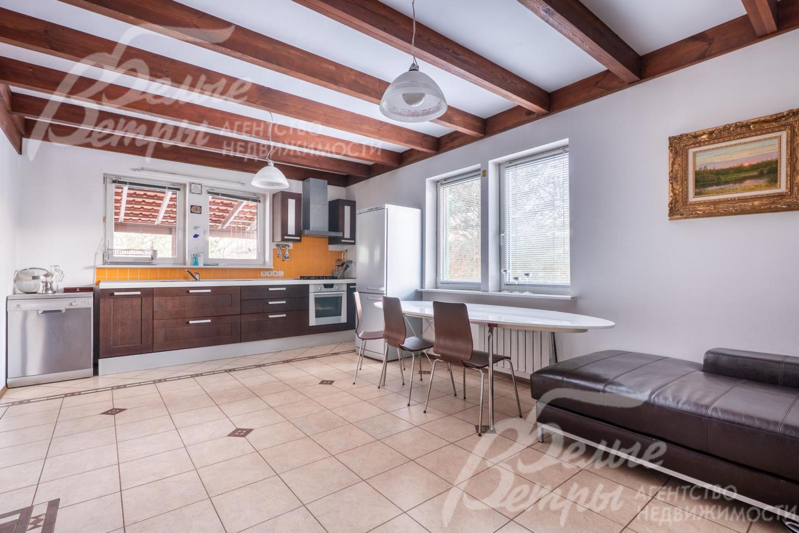 Зона кухни-столовой. На кухне установлен гарнитур со всей необходимой техникой