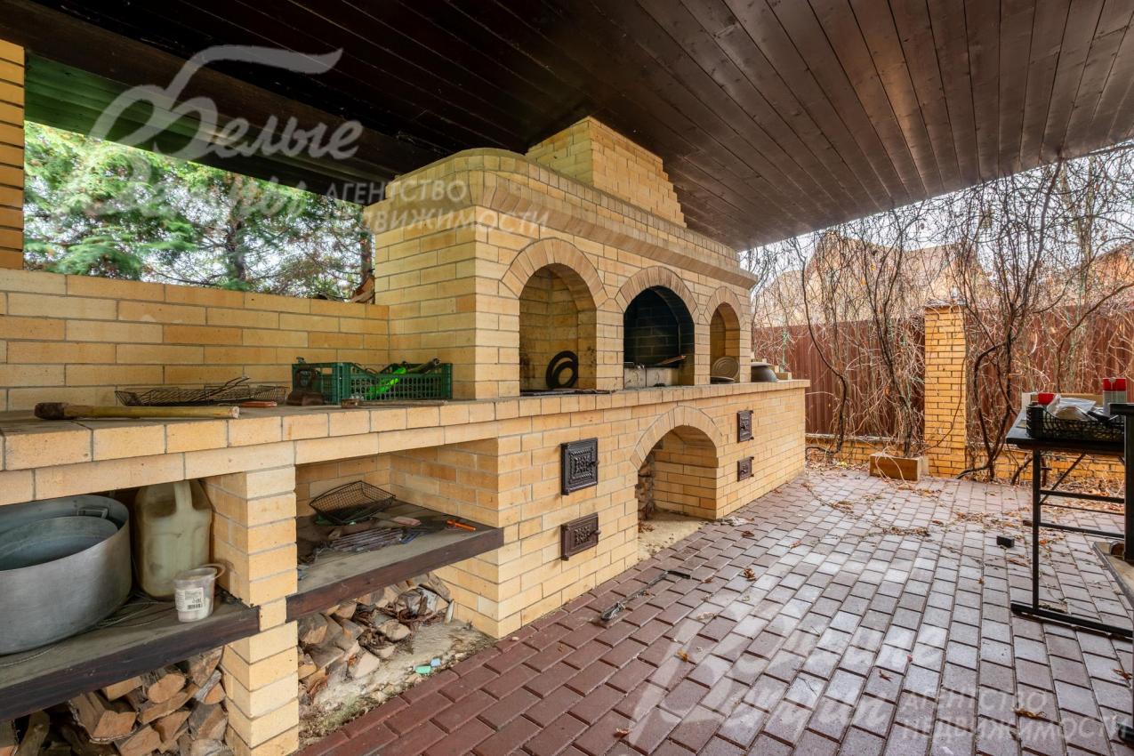 В гостевом доме - просторная терраса с навесом. На террасе есть камин, мангал, две печи, мойка