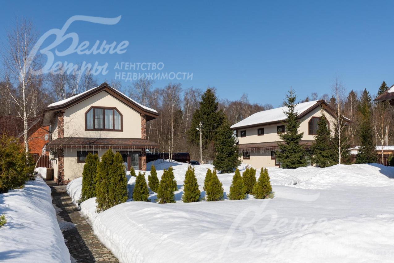 Третий дом на участке - отдельностоящий двухэтажный банный комплекс с квартирой для персонала 