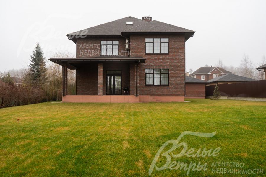 Ровный участок с ухоженным газоном