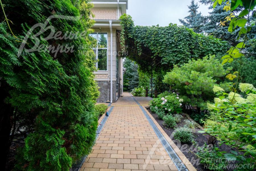 Дорожки на территории участка вымощены плиткой