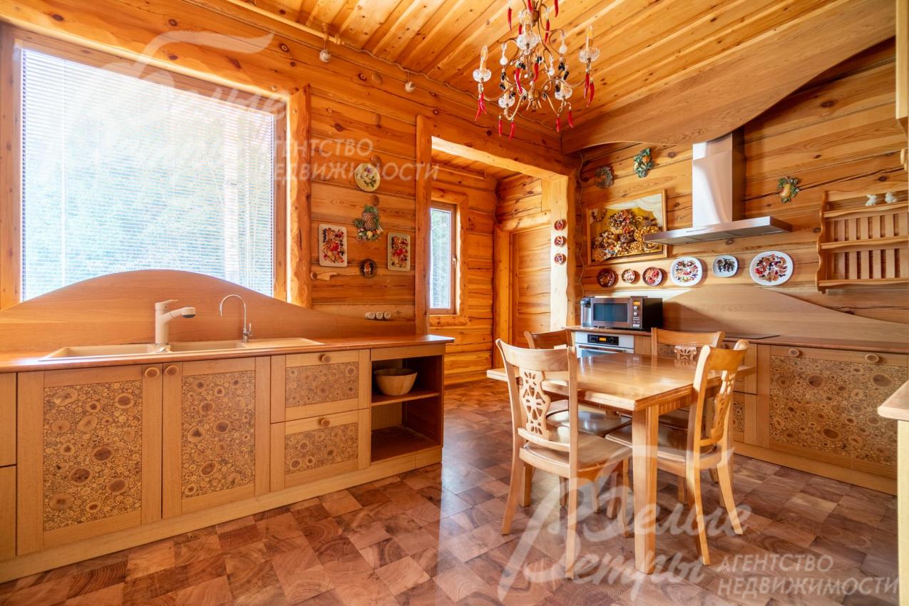 Кухня выполнена из массива дерева и оснащена встроенной техникой Miele