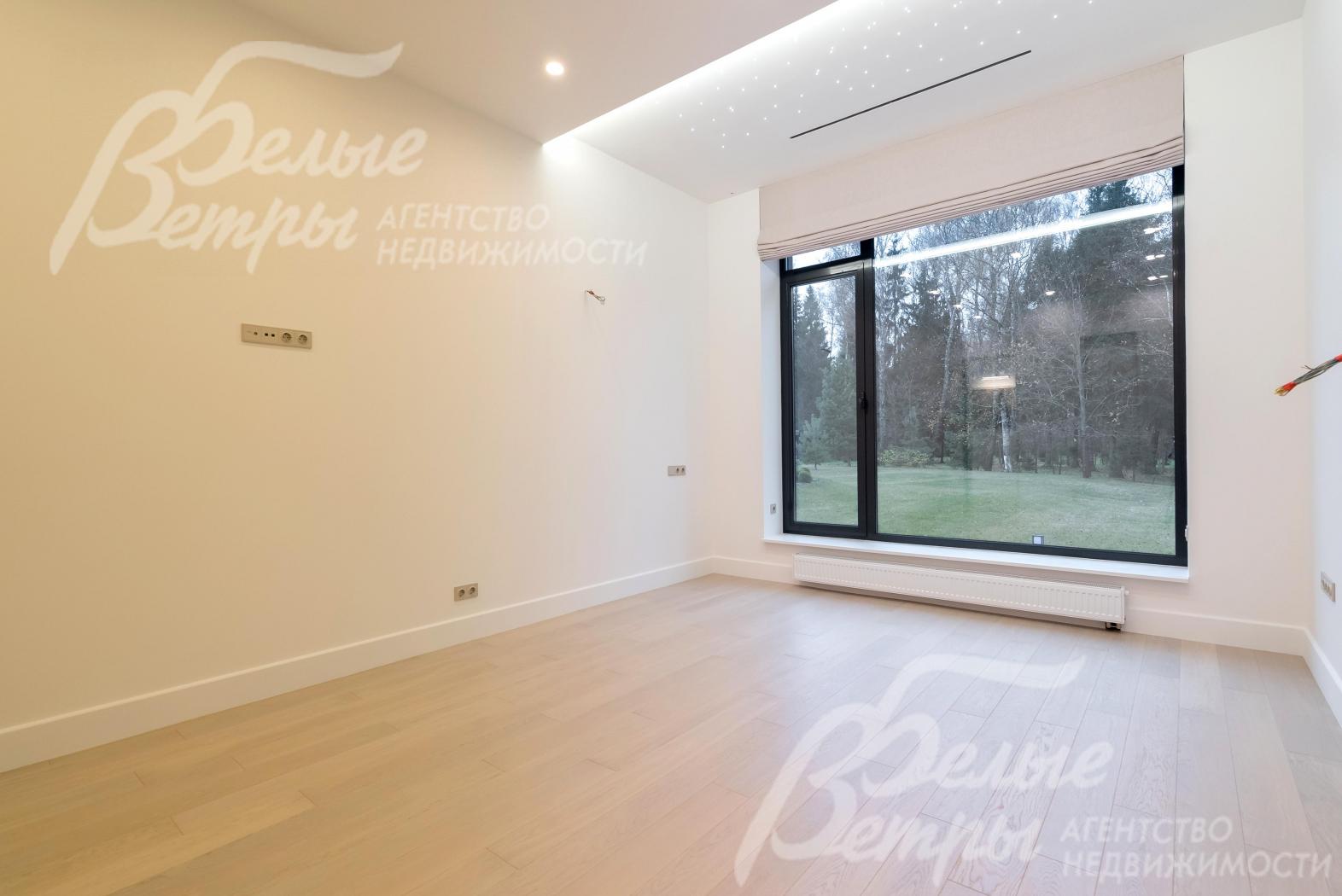 Из больших окон дома открывается вид на участок и прилегающий лес