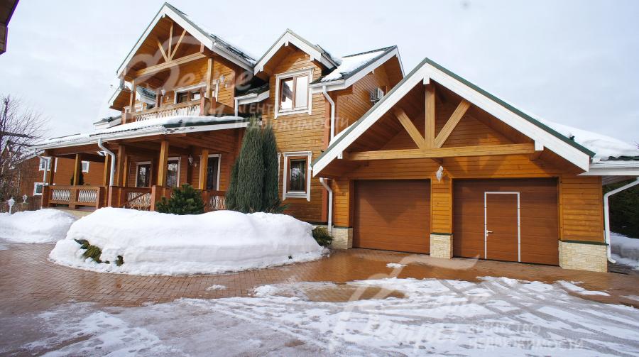 Дом и беседка построены из клееного бруса сосны