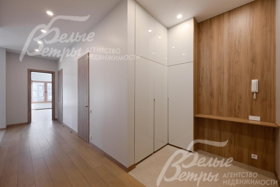 прихожая со встроенными шкафами