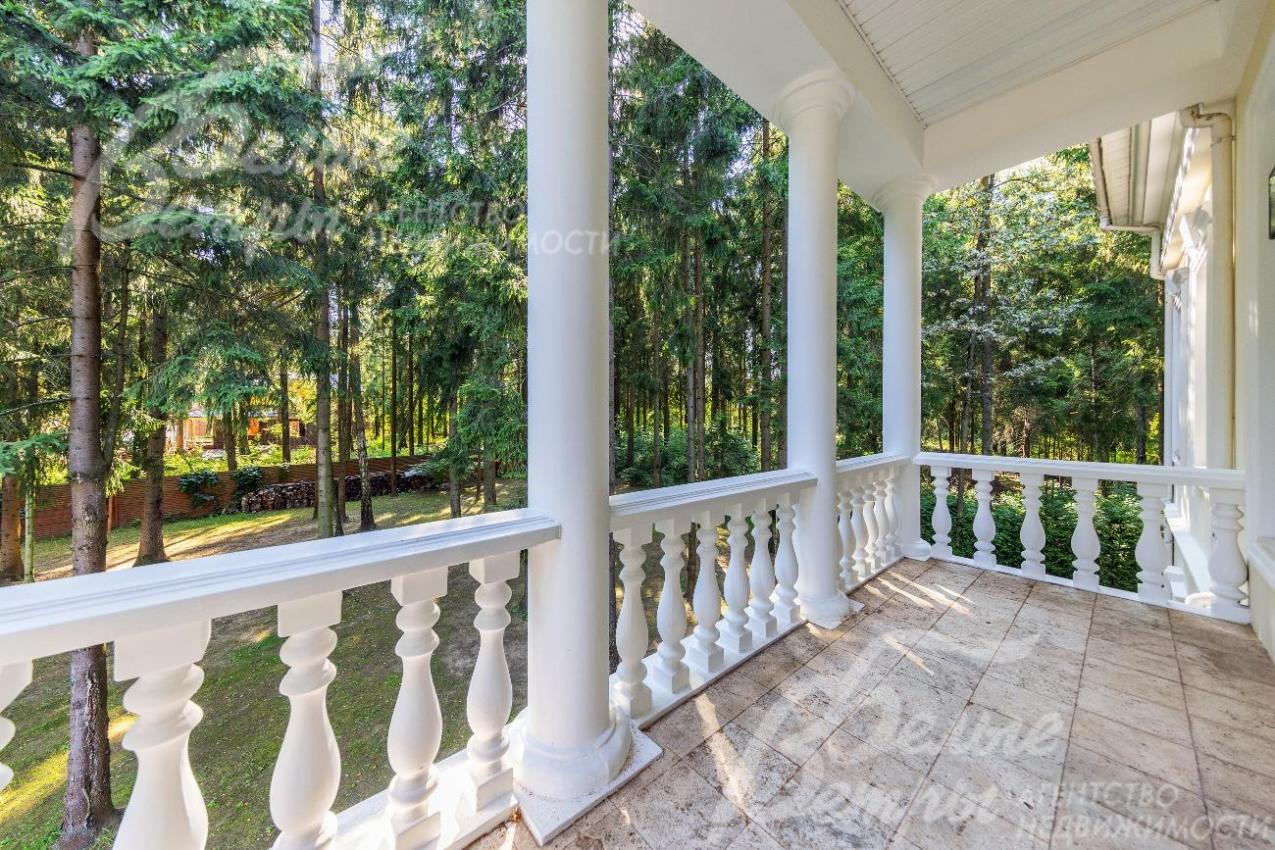 Балкон на 2-ом этаже с видом на лесной участок