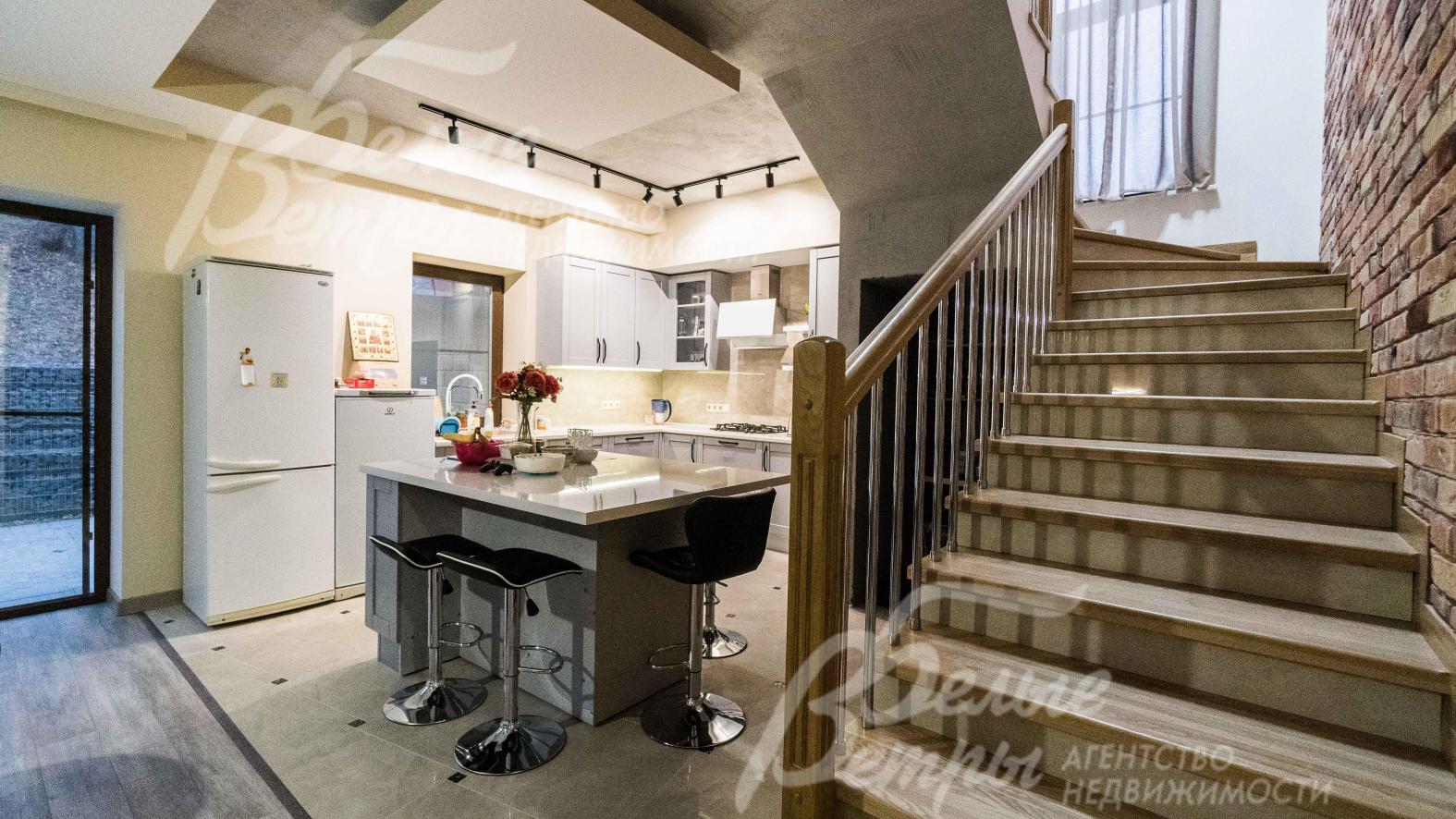 Дом выполнен под ключ и обставлен всей необходимой техникой и мебелью