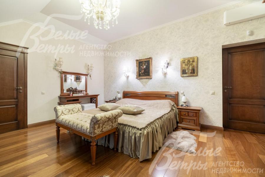 Дизайн интерьера мастер-спальни выполнен в благородных традициях классического дизайна