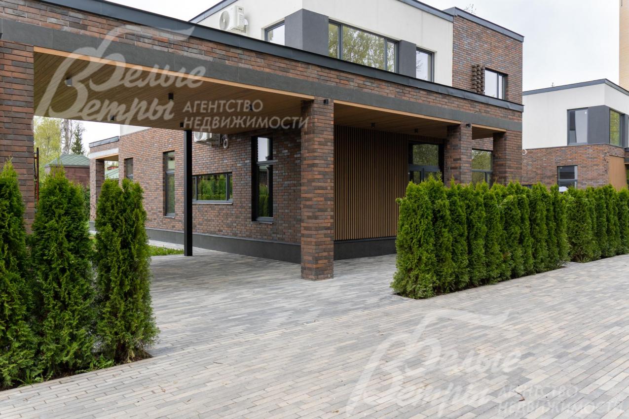 На въезде в дом и у дома уложена высококачественная тротуарная плитка Braer Ригель цвета «Ночь»