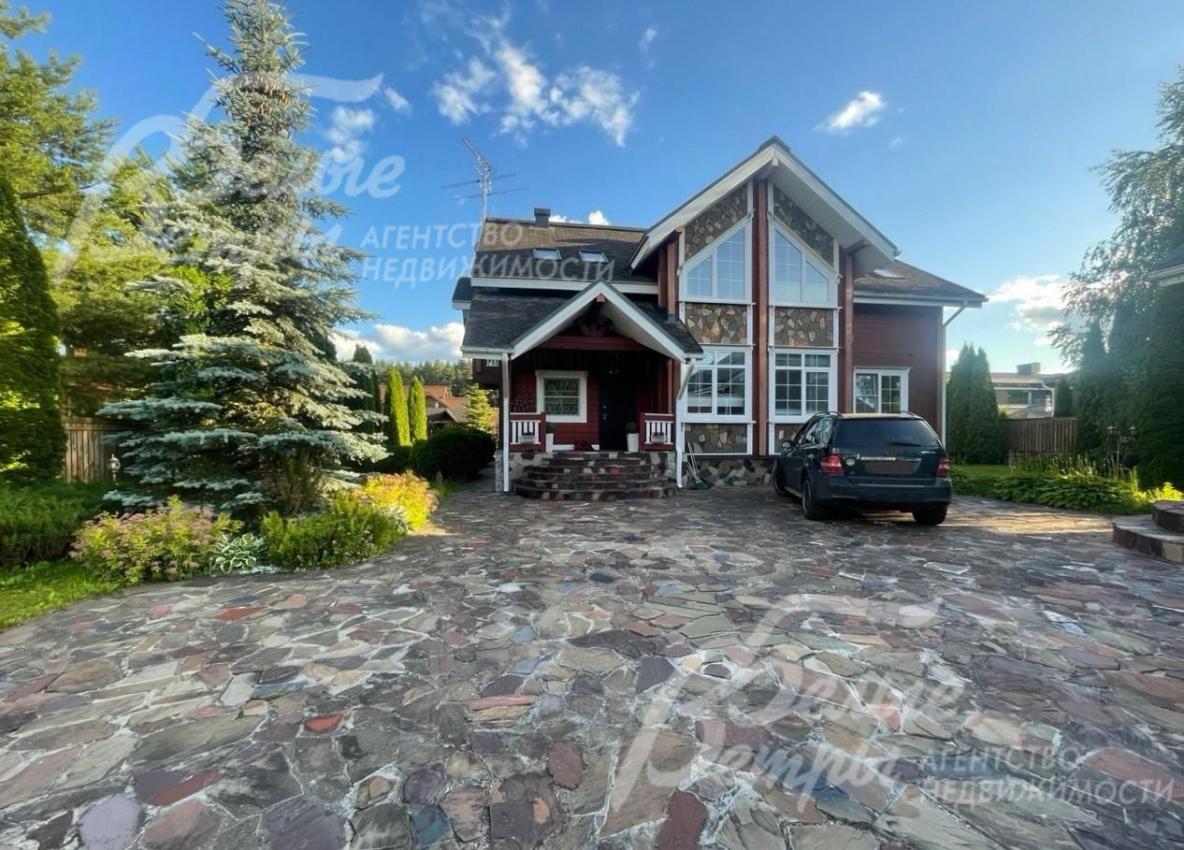 Въездная группа у дома с парковкой на 4 авто