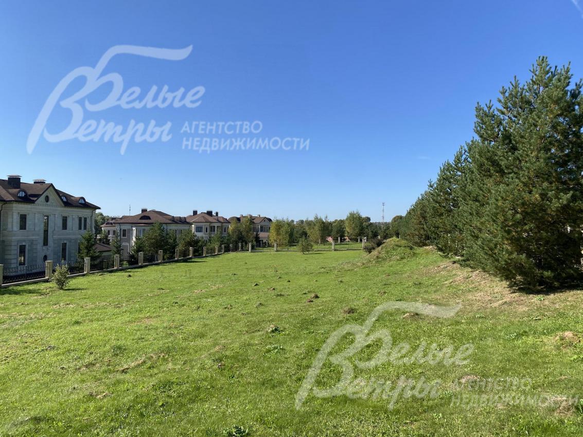 Участок с небольшим естественным уклоном в поселке Идиллия