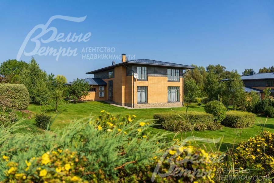 Дом из кирпича, фасад - облицовочный кирпич и тонированные деревянные панели 