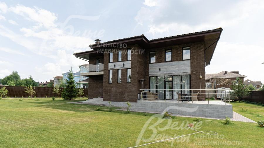 Дом выполнен в стиле Райта