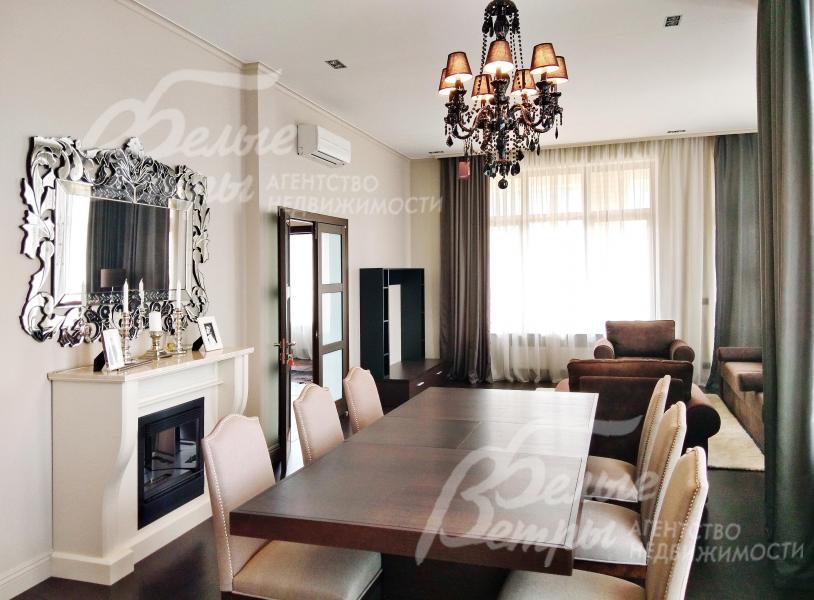 Столовая с камином