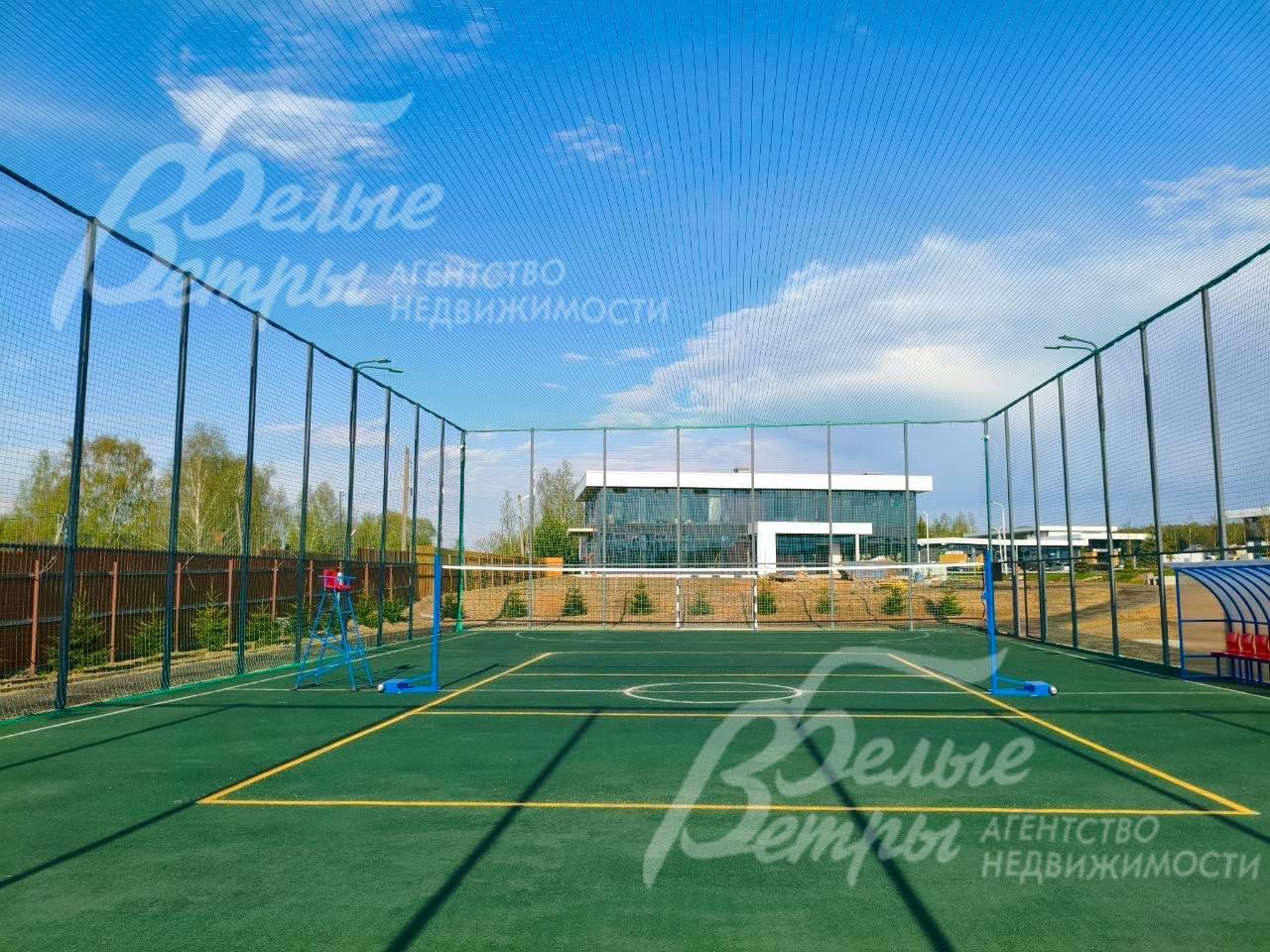 на территории поселка открыта спортивная площадка