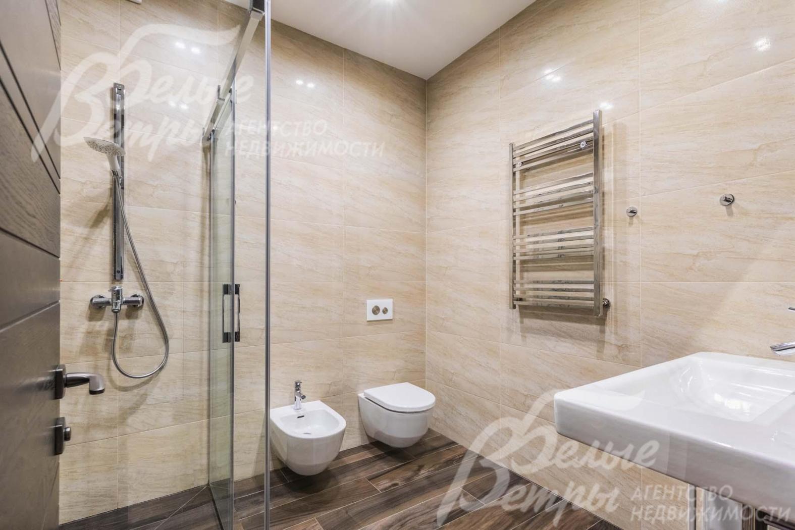 Санузел с душевой кабиной на первом этаже