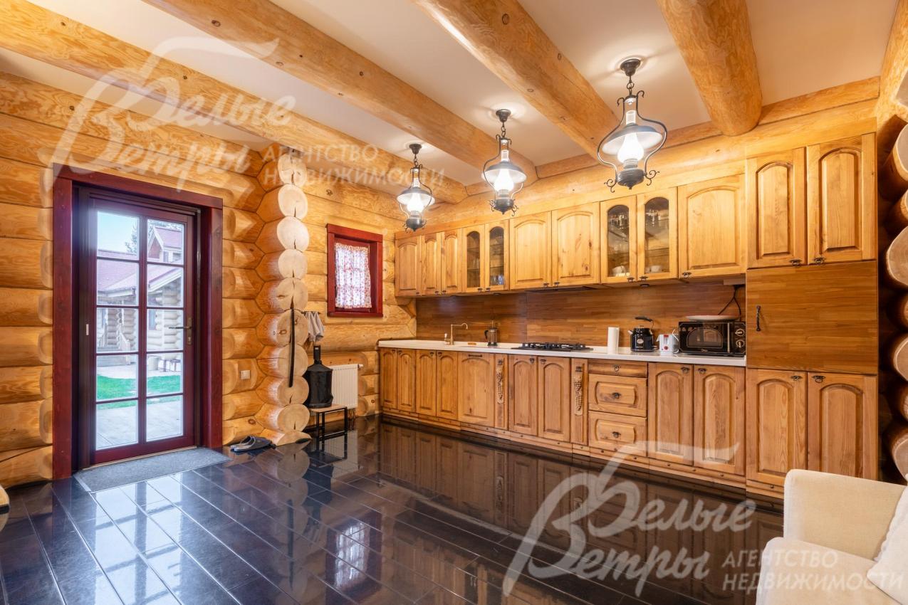 Интерьер в стиле старинной русской избы дополнен люстрами LUSTRARTE