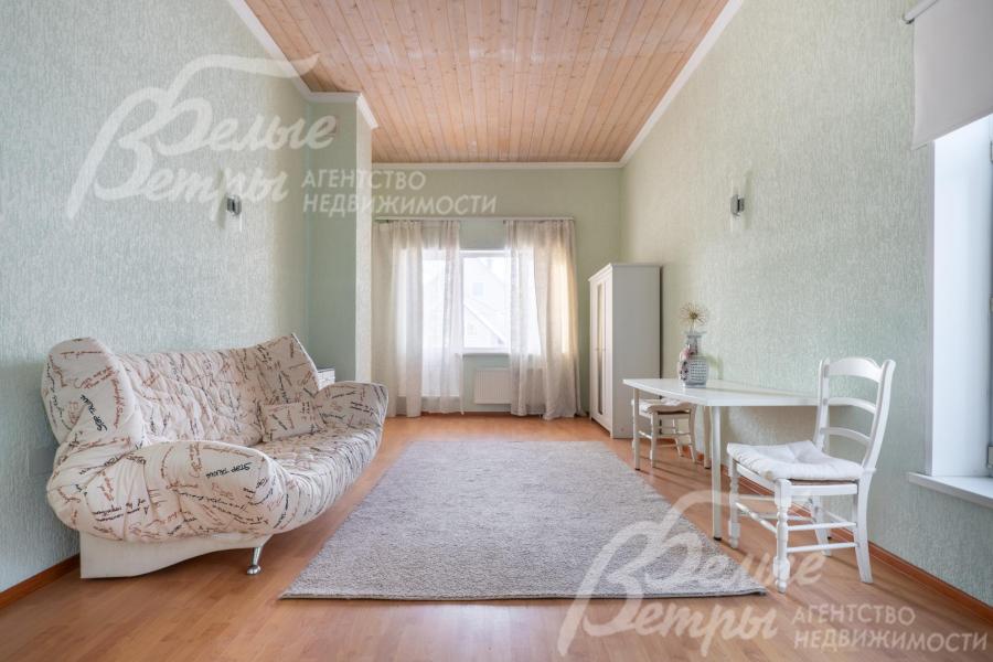 Одна из спален на втором этаже. Пространство выглядит лёгким и воздушным благодаря сочетанию пастельных оттенков и минималистичной мебели