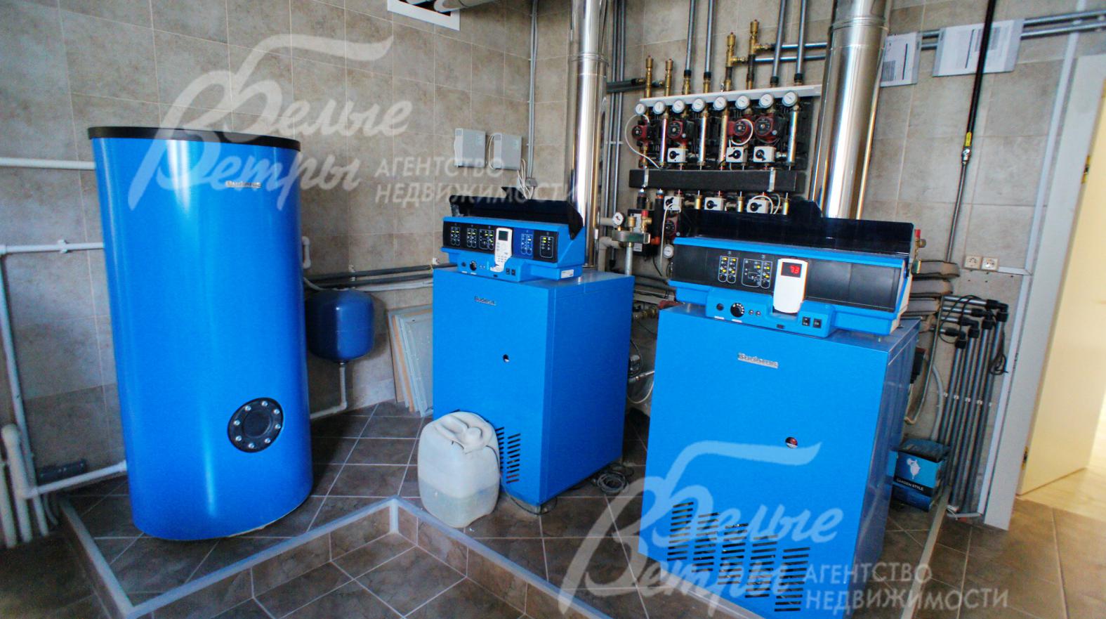 Дом отапливается двумя взаимозаменяемыми газовыми котлами Buderus (с электронным блоком управления) по 42 кВт
