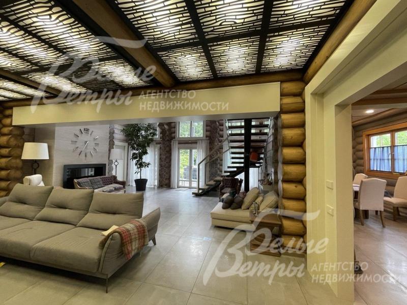 Потолок в гостиной - дизайнерское решение.