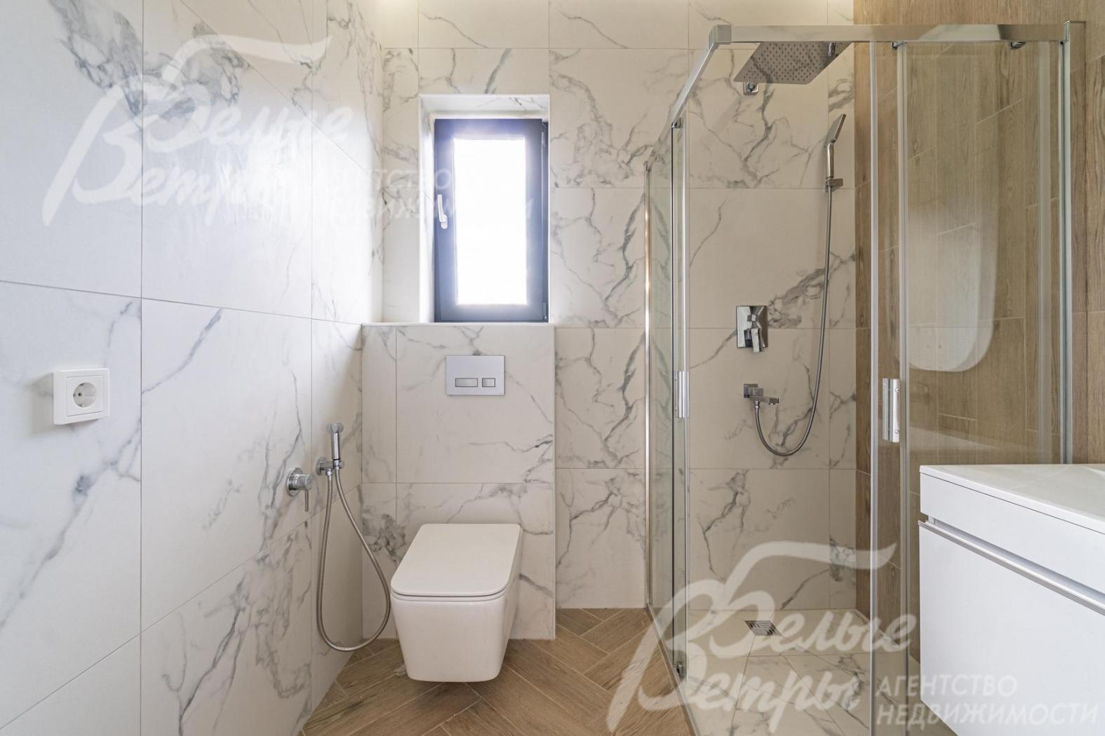 Санузел 1-го этажа с душевой кабиной